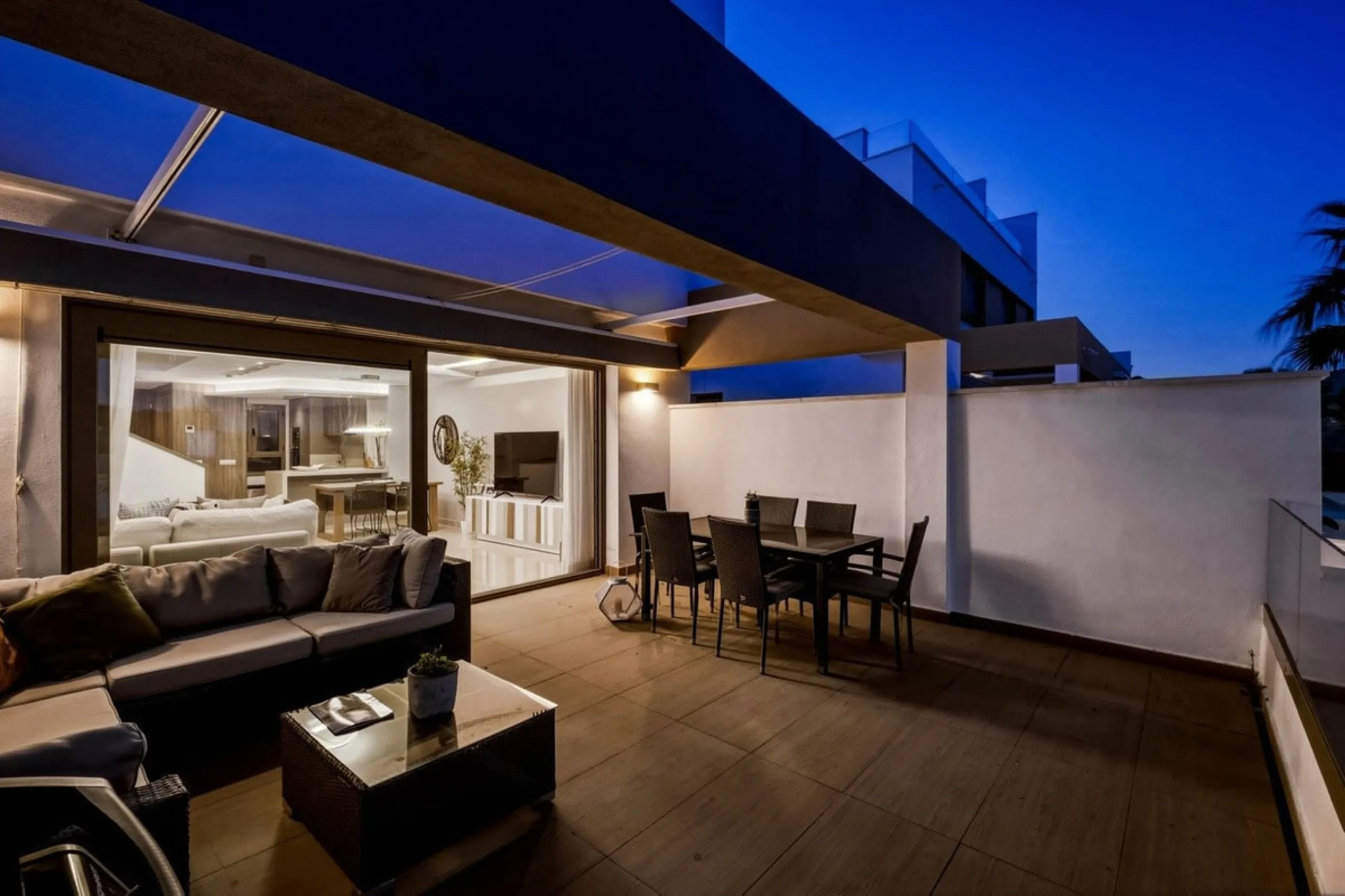 Dieses stilvolle Reihenhaus vereint Wohnraum, Natürlichkeit und modernes Design zu einem komfortablen Zuhause – ideal für den dauerhaften Wohnsitz oder als Ferienwohnung. Marmorböden und ein warmes, zeitgenössisches Ambiente zeichnen es aus