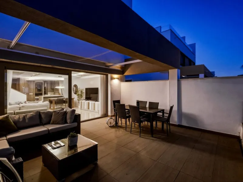 Dieses stilvolle Reihenhaus vereint Wohnraum, Natürlichkeit und modernes Design zu einem komfortablen Zuhause – ideal für den dauerhaften Wohnsitz oder als Ferienwohnung. Marmorböden und ein warmes, zeitgenössisches Ambiente zeichnen es aus
