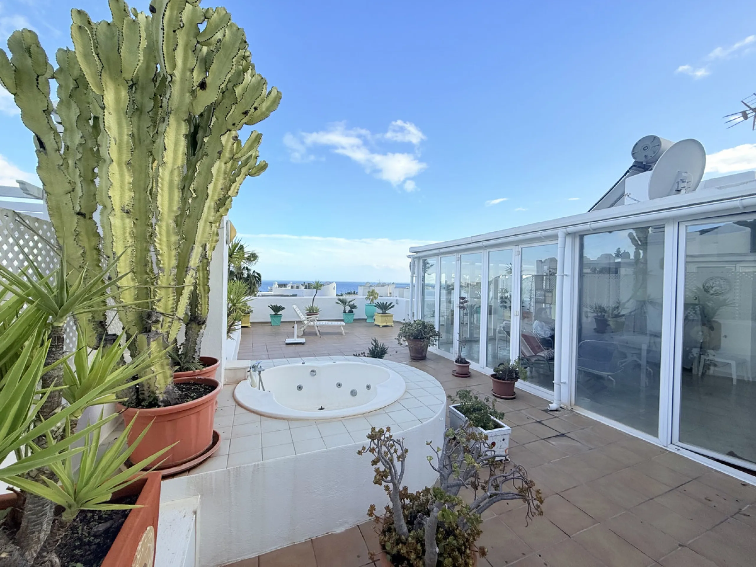 Apartment - Penthouse в продаже в Marbella, Málaga. В доме 4 спален и 3 ванных комнат. Площадь дома 199 м²