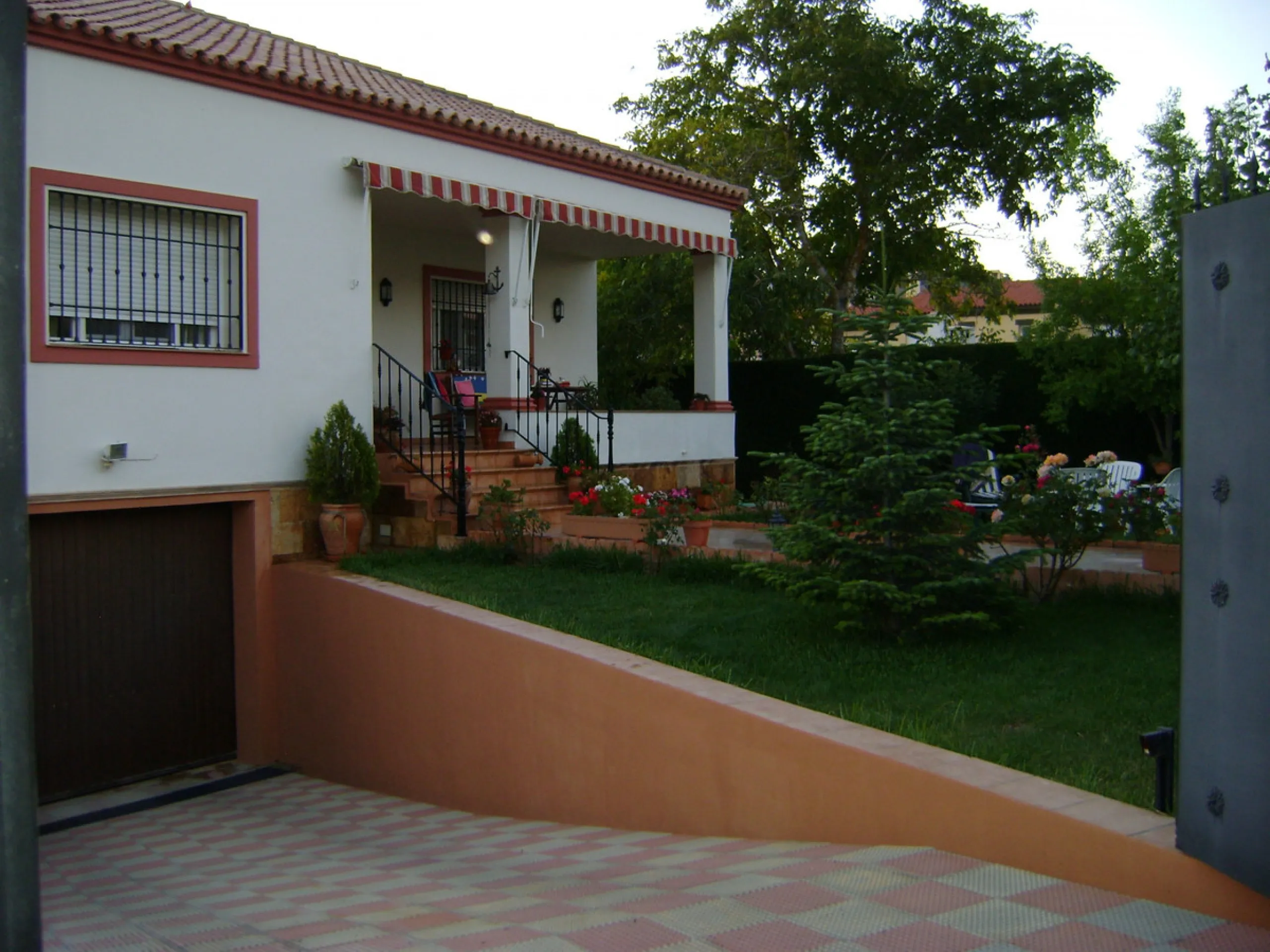 Located just one hour from Málaga Airport, one hour and twenty minutes from Marbella, and 20 minutes from Ronda, this chalet is built on a 1,200 m² plot with spectacular mountain views.