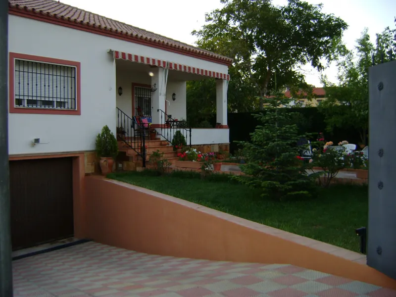 Located just one hour from Málaga Airport, one hour and twenty minutes from Marbella, and 20 minutes from Ronda, this chalet is built on a 1,200 m² plot with spectacular mountain views.
