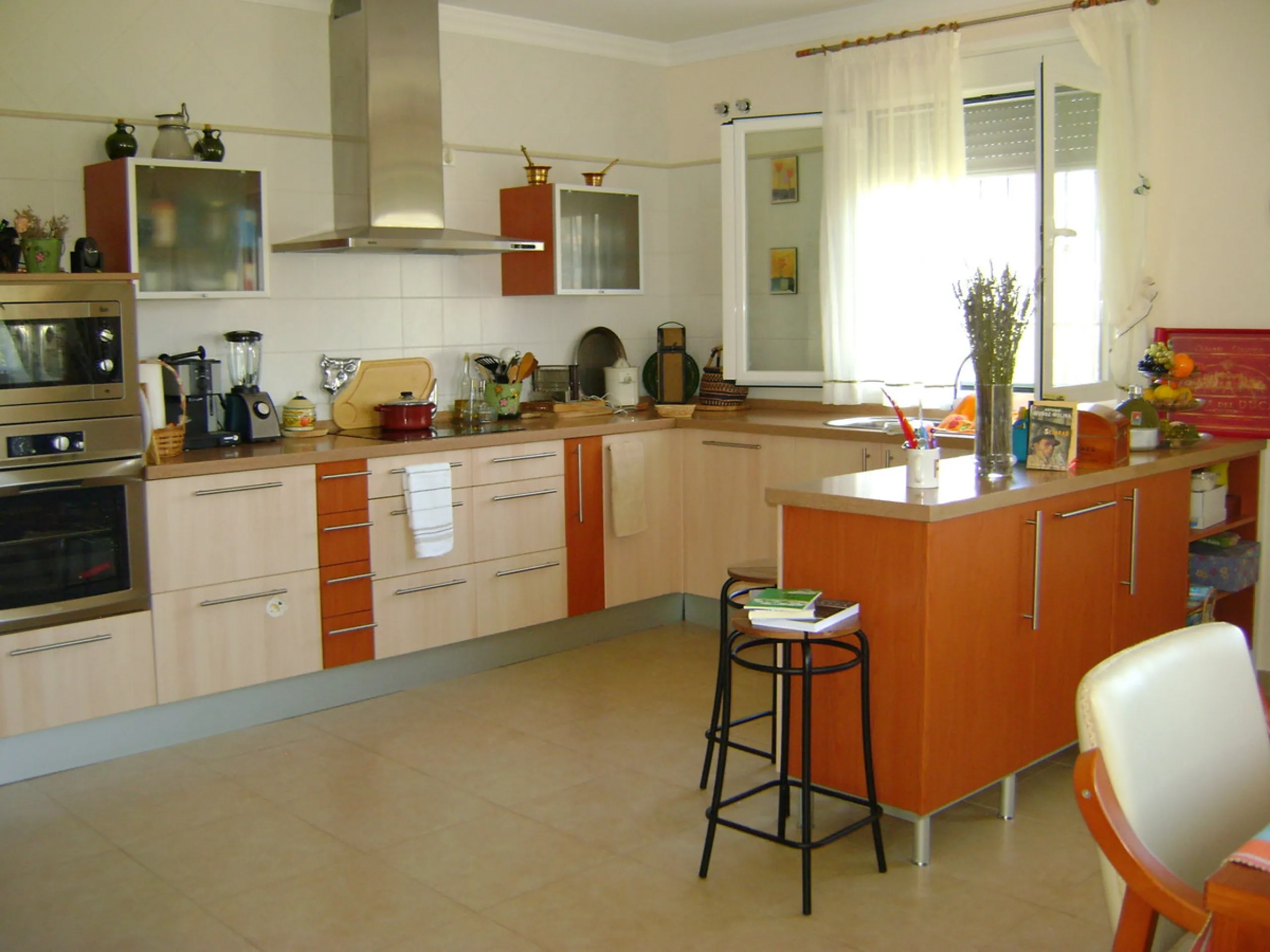Located just one hour from Málaga Airport, one hour and twenty minutes from Marbella, and 20 minutes from Ronda, this chalet is built on a 1,200 m² plot with spectacular mountain views.