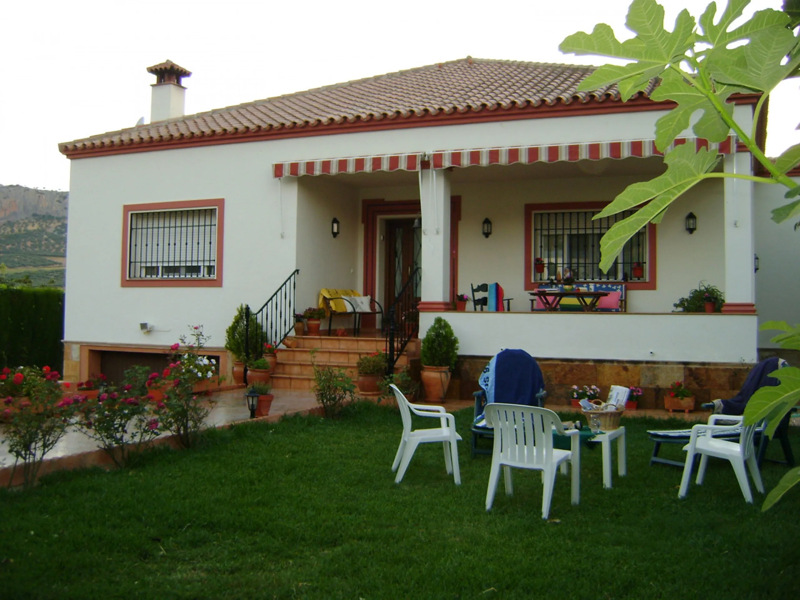 Located just one hour from Málaga Airport, one hour and twenty minutes from Marbella, and 20 minutes from Ronda, this chalet is built on a 1,200 m² plot with spectacular mountain views.