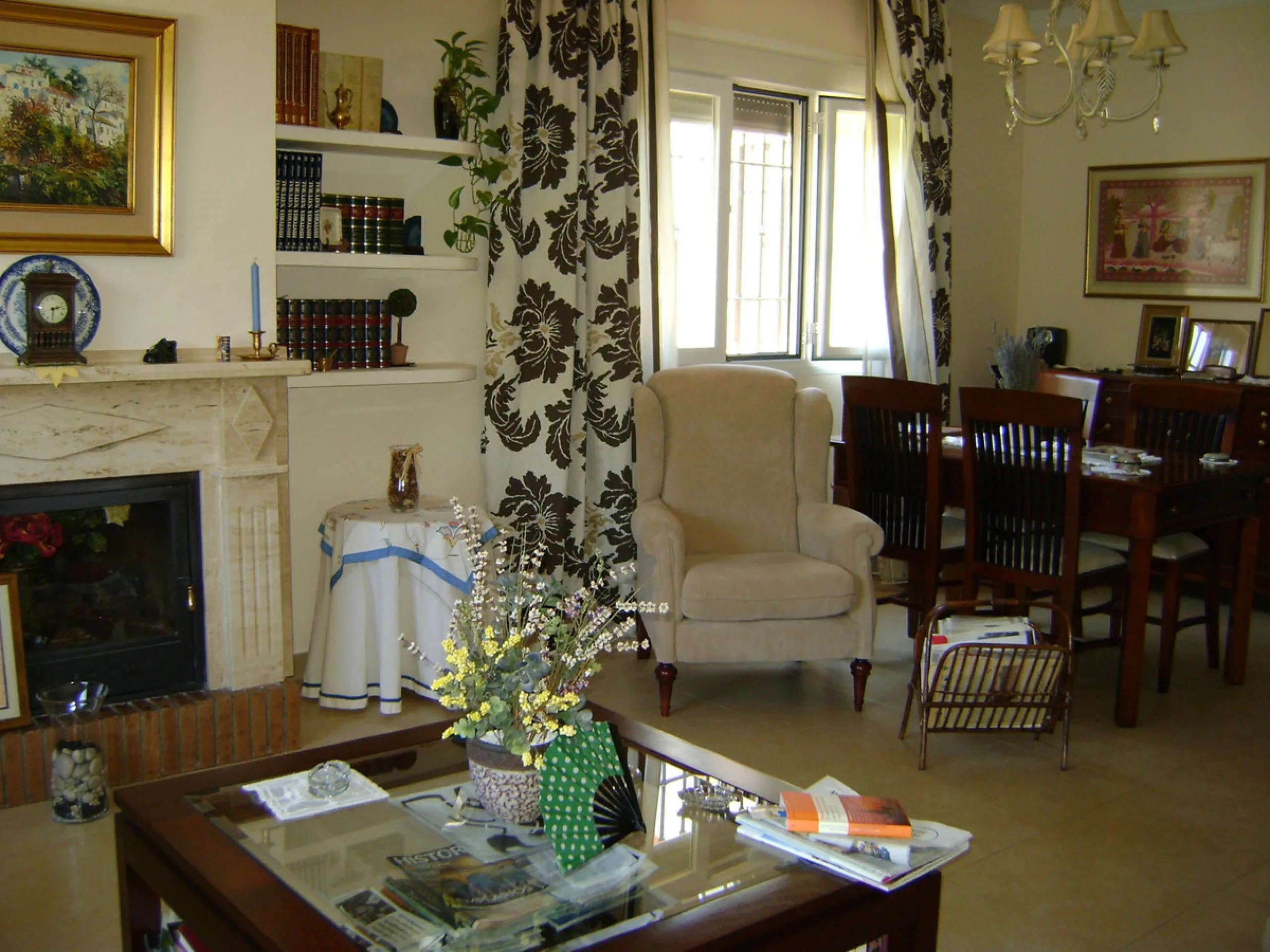 Located just one hour from Málaga Airport, one hour and twenty minutes from Marbella, and 20 minutes from Ronda, this chalet is built on a 1,200 m² plot with spectacular mountain views.