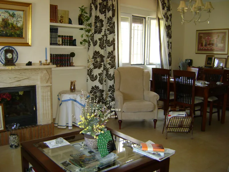 Located just one hour from Málaga Airport, one hour and twenty minutes from Marbella, and 20 minutes from Ronda, this chalet is built on a 1,200 m² plot with spectacular mountain views.