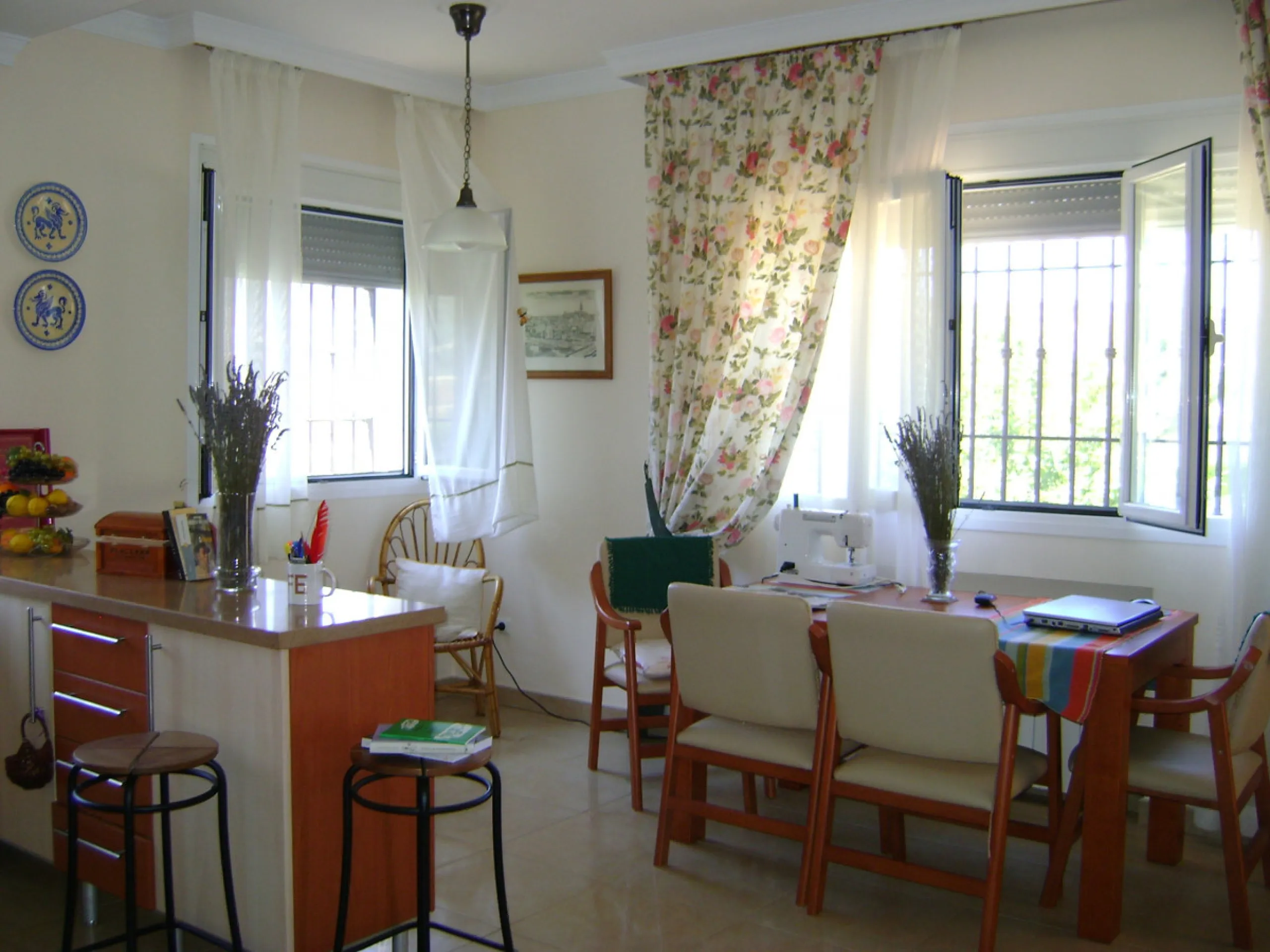 Located just one hour from Málaga Airport, one hour and twenty minutes from Marbella, and 20 minutes from Ronda, this chalet is built on a 1,200 m² plot with spectacular mountain views.