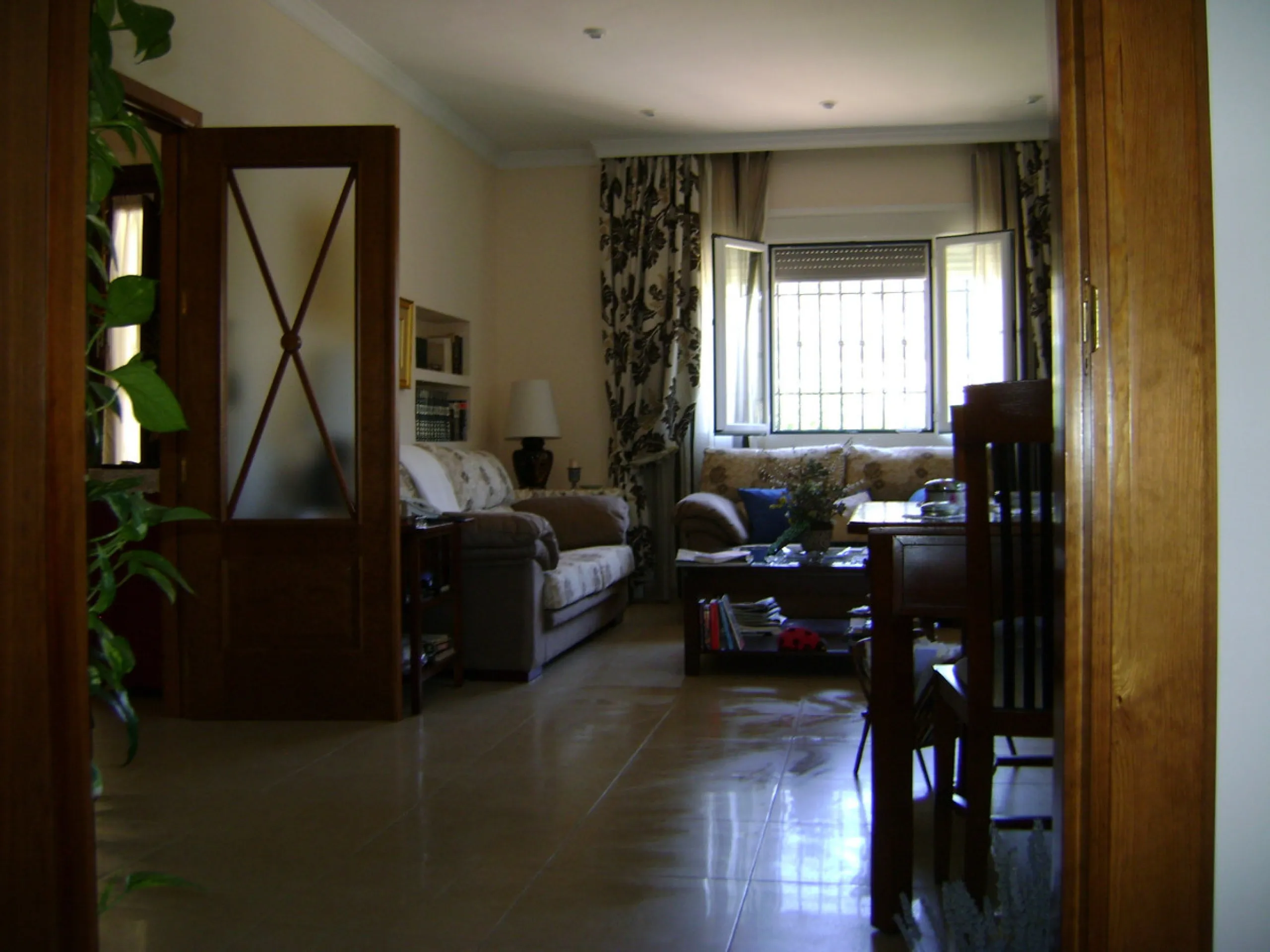 Located just one hour from Málaga Airport, one hour and twenty minutes from Marbella, and 20 minutes from Ronda, this chalet is built on a 1,200 m² plot with spectacular mountain views.