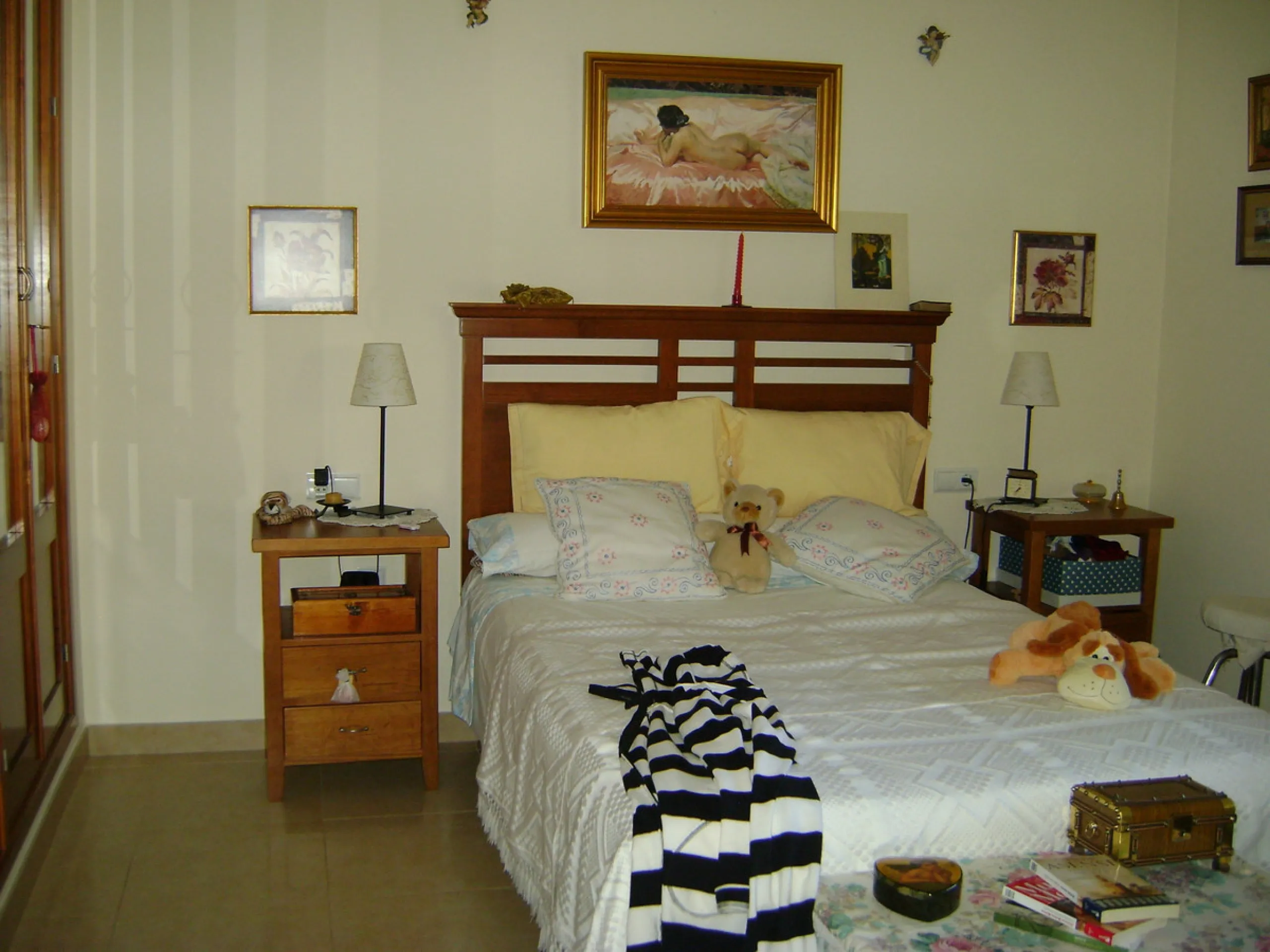 Located just one hour from Málaga Airport, one hour and twenty minutes from Marbella, and 20 minutes from Ronda, this chalet is built on a 1,200 m² plot with spectacular mountain views.