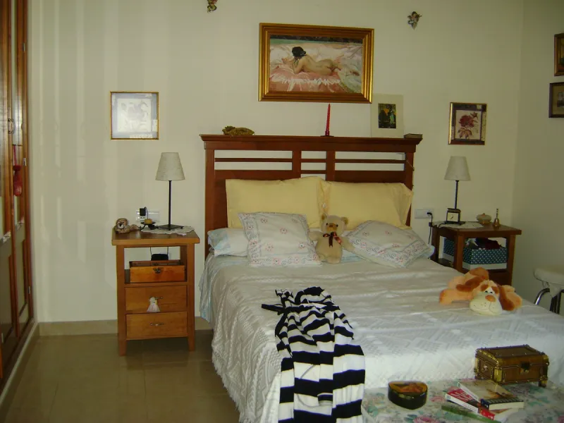 Located just one hour from Málaga Airport, one hour and twenty minutes from Marbella, and 20 minutes from Ronda, this chalet is built on a 1,200 m² plot with spectacular mountain views.