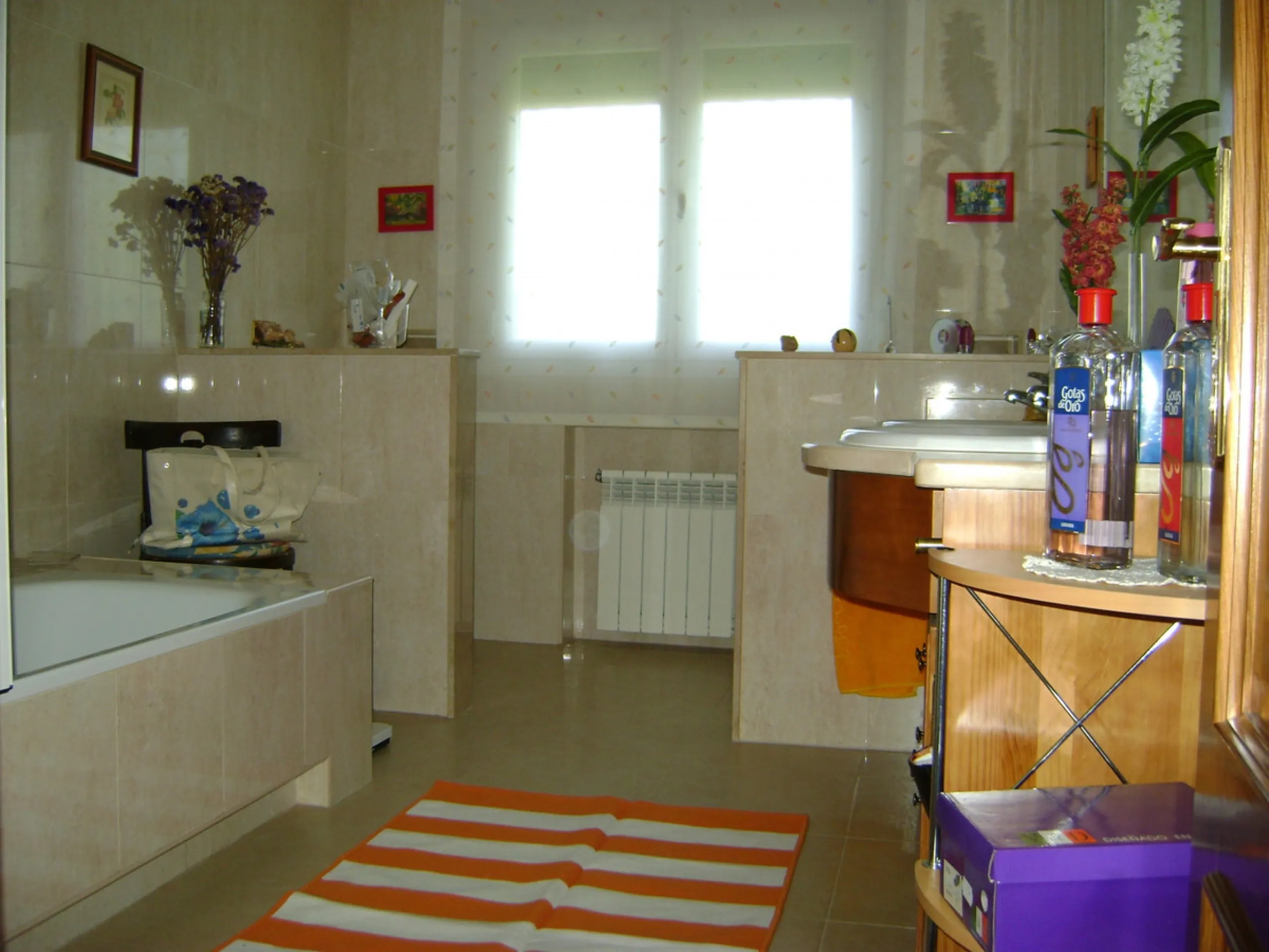 Located just one hour from Málaga Airport, one hour and twenty minutes from Marbella, and 20 minutes from Ronda, this chalet is built on a 1,200 m² plot with spectacular mountain views.