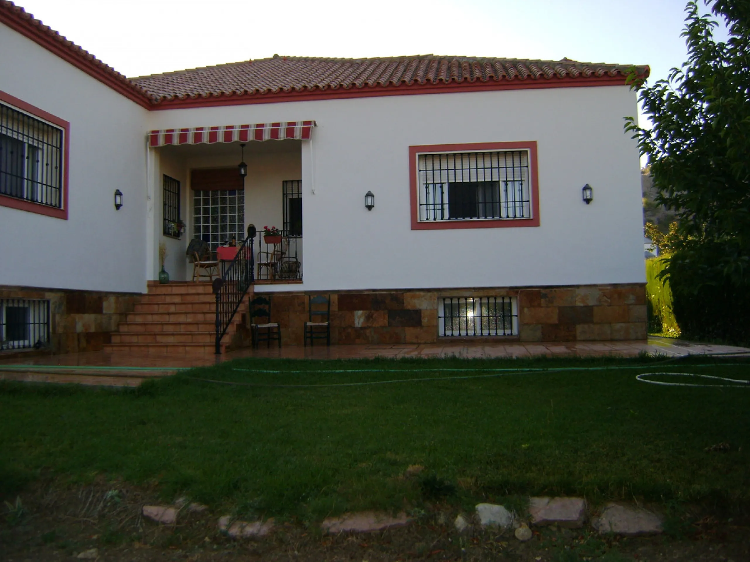 Located just one hour from Málaga Airport, one hour and twenty minutes from Marbella, and 20 minutes from Ronda, this chalet is built on a 1,200 m² plot with spectacular mountain views.