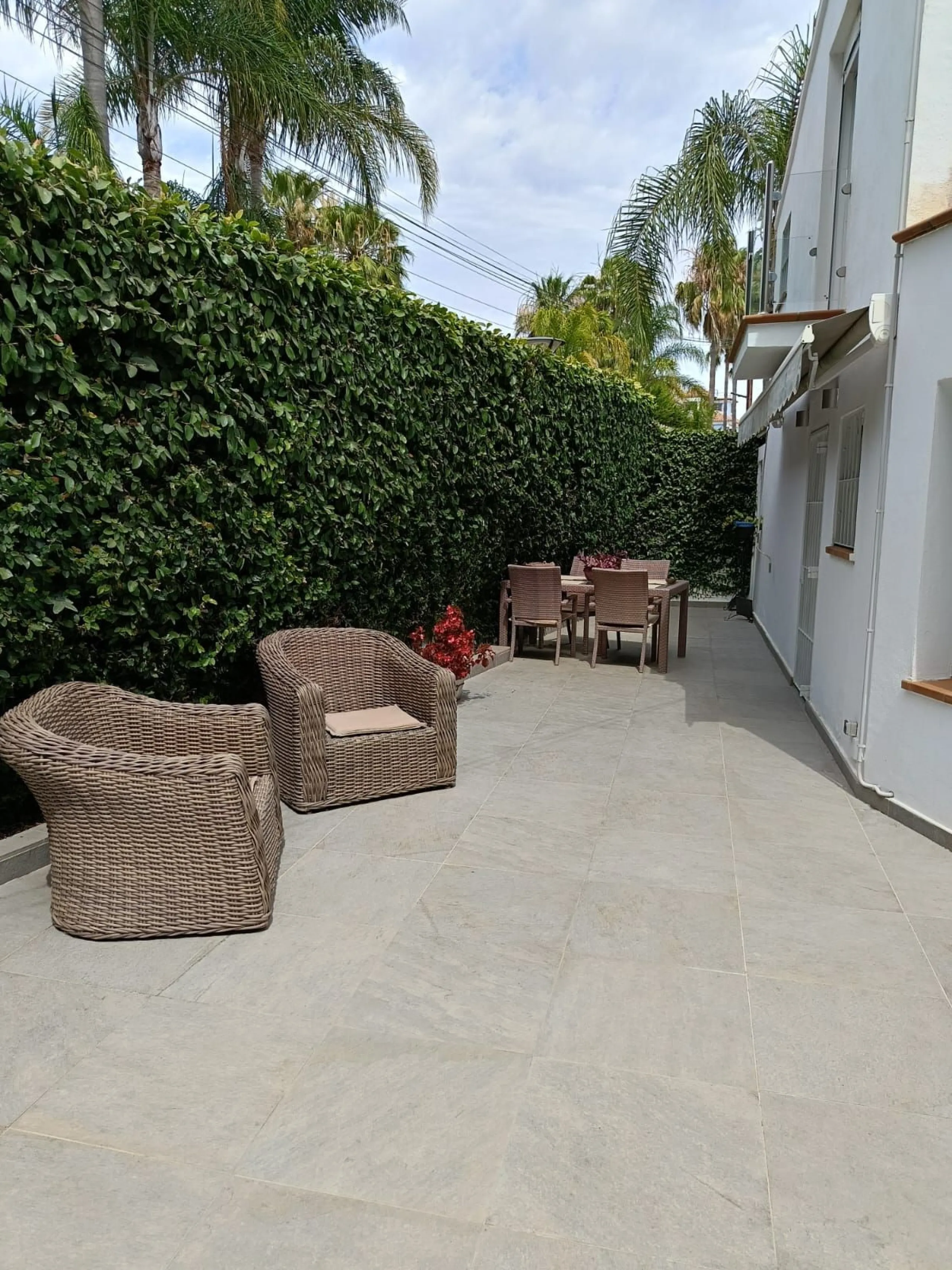 LOCATION!!! LOCATION!! Just 100 metres from the beach!!