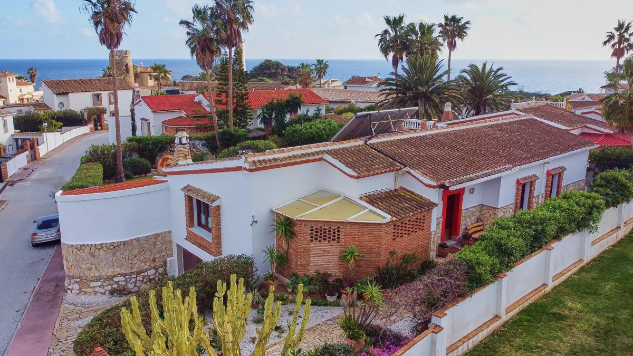 House - Detached Villa в продаже в Mijas, Málaga. В доме 4 спален и 2 ванных комнат. Площадь дома 261 м². Площадь участка 800 м²