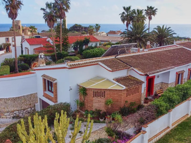 House - Detached Villa в продаже в Mijas, Málaga. В доме 4 спален и 2 ванных комнат. Площадь дома 261 м². Площадь участка 800 м²