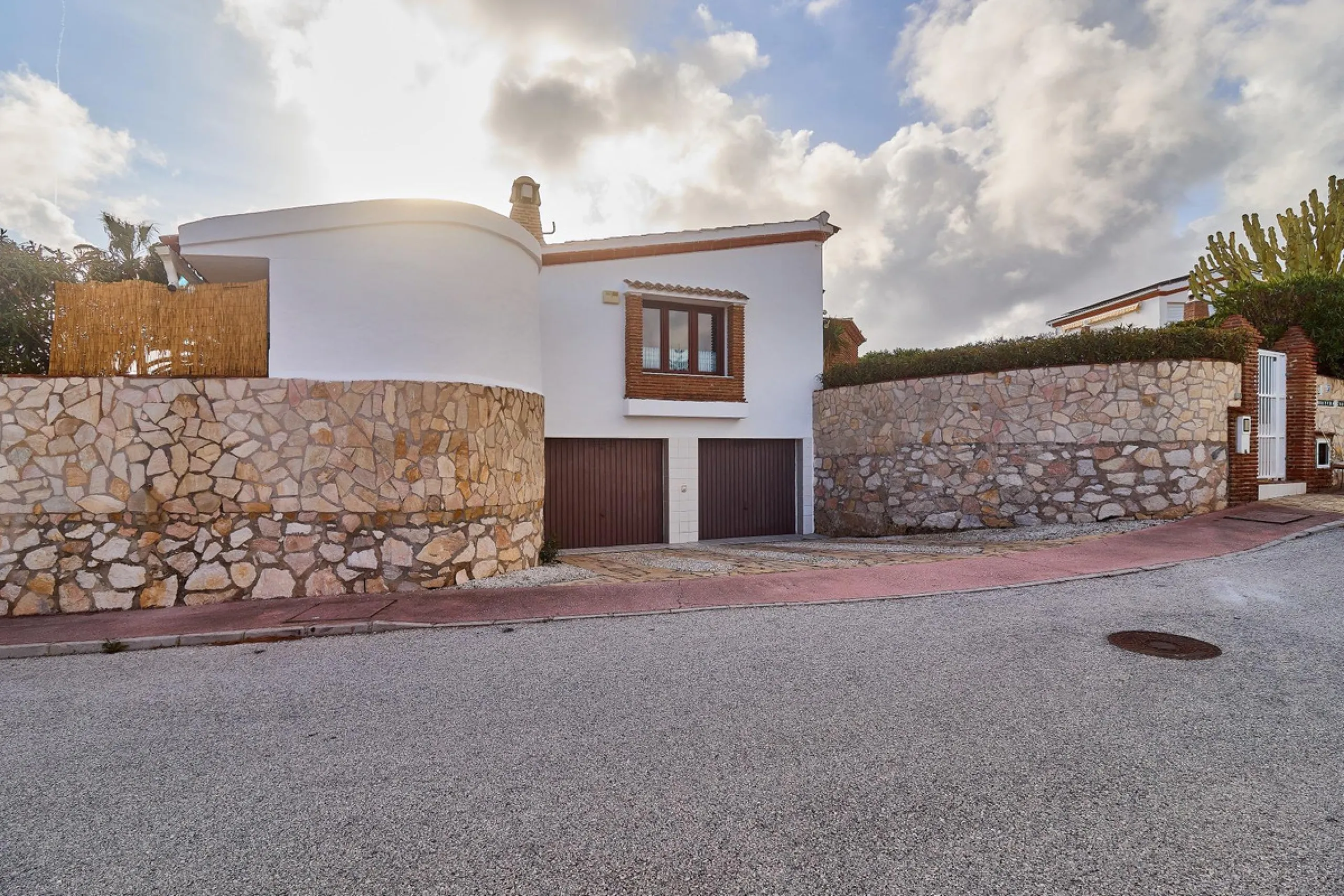 House - Detached Villa в продаже в Mijas, Málaga. В доме 4 спален и 2 ванных комнат. Площадь дома 261 м². Площадь участка 800 м²