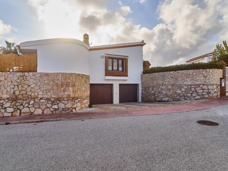 House - Detached Villa в продаже в Mijas, Málaga. В доме 4 спален и 2 ванных комнат. Площадь дома 261 м². Площадь участка 800 м²