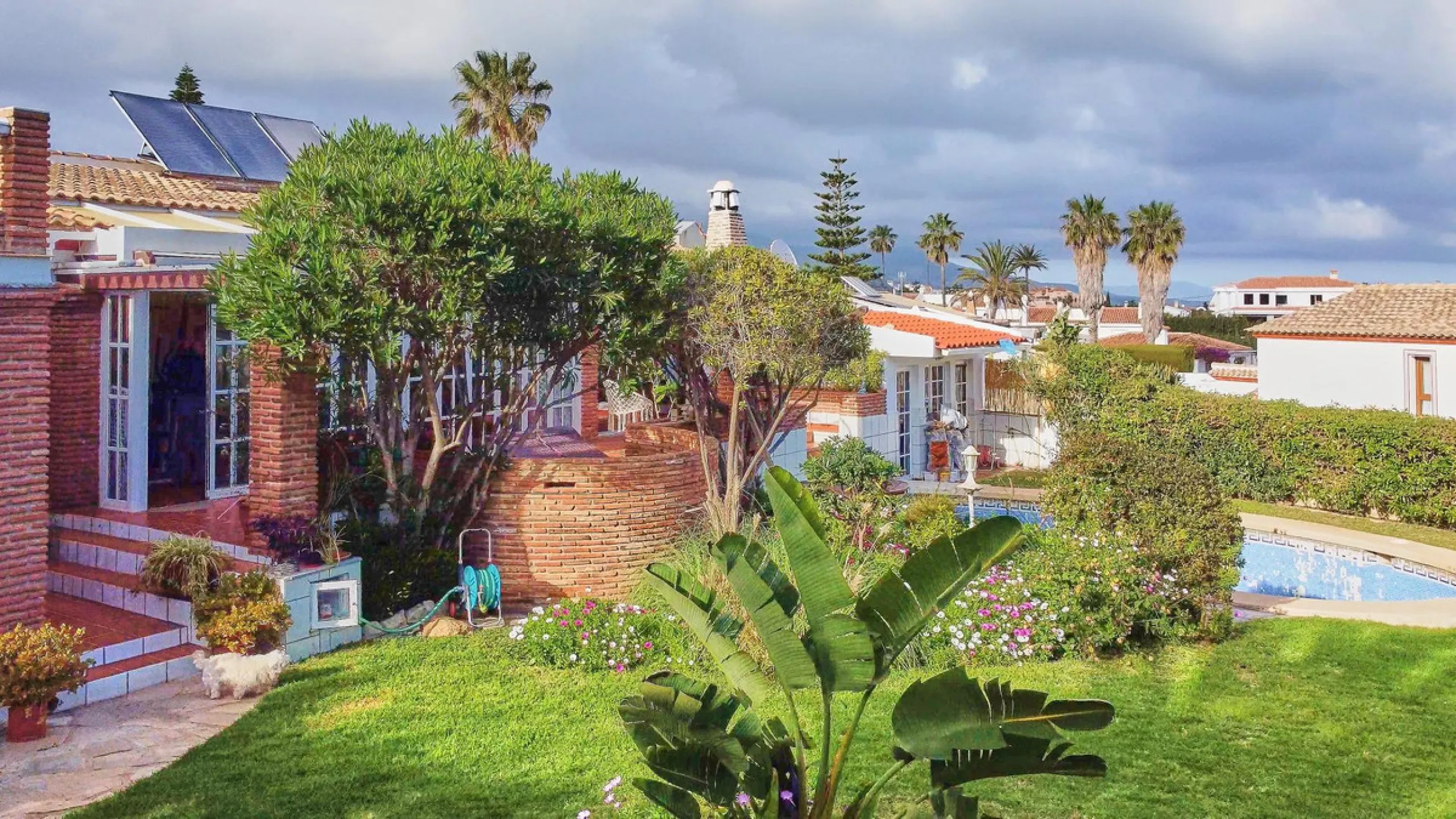 House - Detached Villa в продаже в Mijas, Málaga. В доме 4 спален и 2 ванных комнат. Площадь дома 261 м². Площадь участка 800 м²