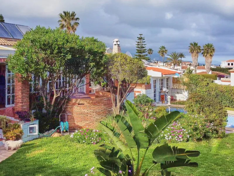 House - Detached Villa в продаже в Mijas, Málaga. В доме 4 спален и 2 ванных комнат. Площадь дома 261 м². Площадь участка 800 м²