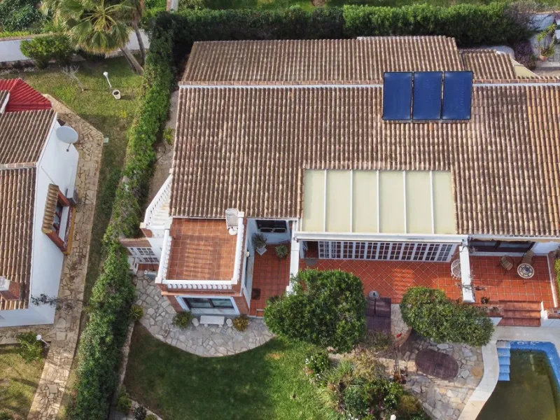 House - Detached Villa в продаже в Mijas, Málaga. В доме 4 спален и 2 ванных комнат. Площадь дома 261 м². Площадь участка 800 м²