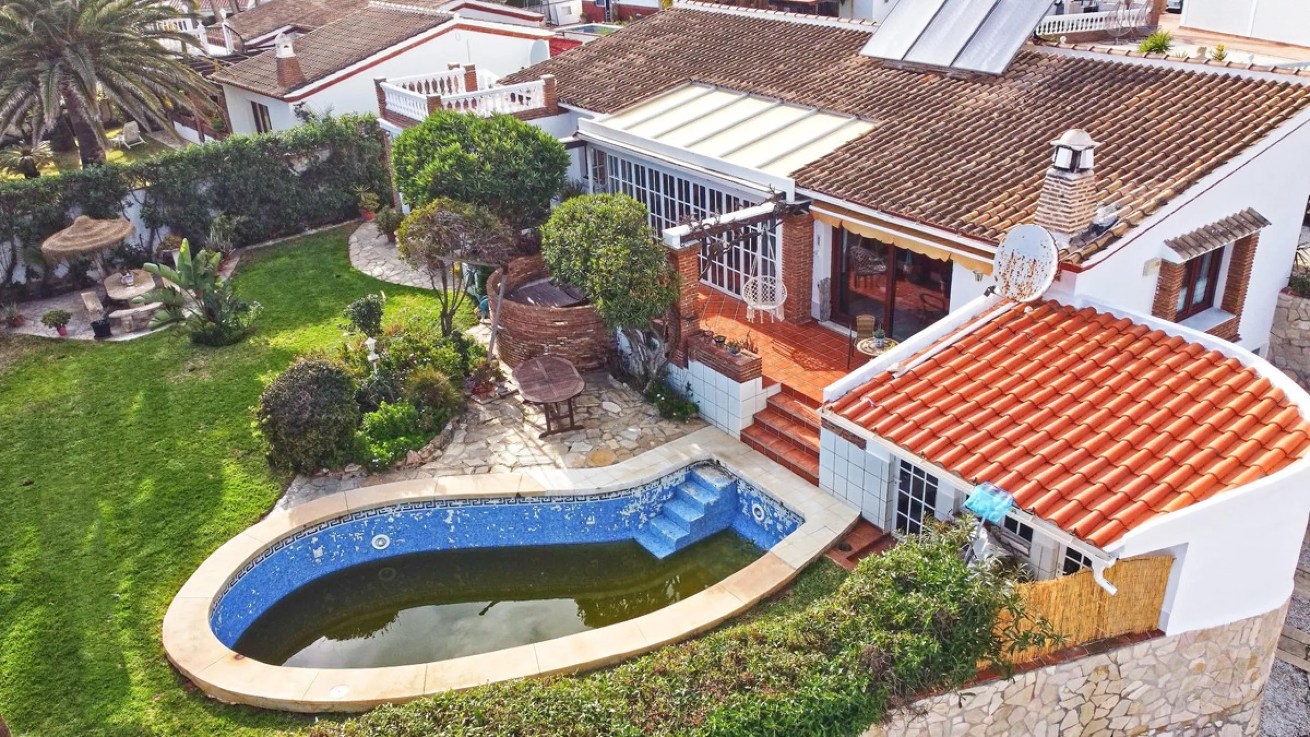House - Detached Villa в продаже в Mijas, Málaga. В доме 4 спален и 2 ванных комнат. Площадь дома 261 м². Площадь участка 800 м²