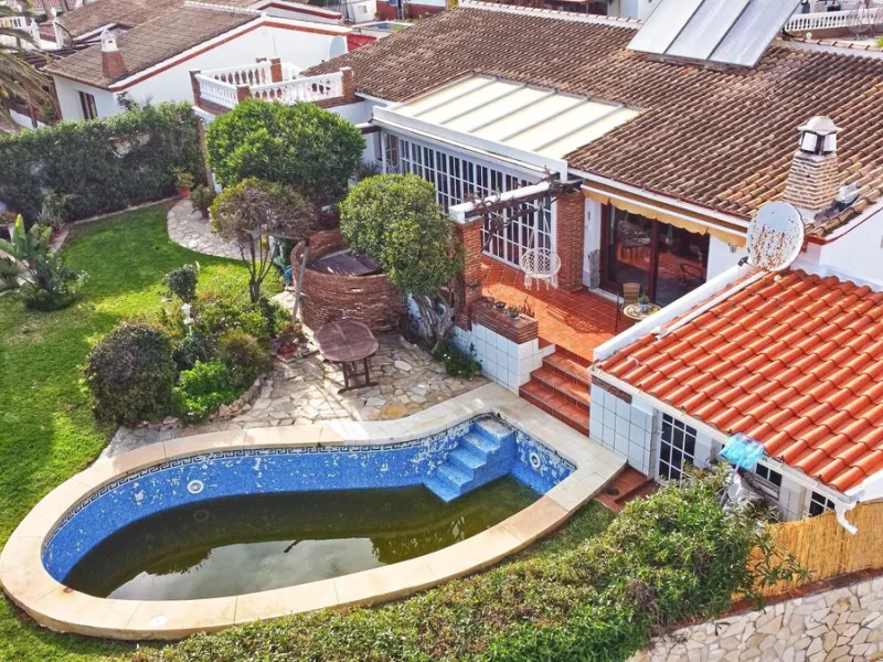 House - Detached Villa в продаже в Mijas, Málaga. В доме 4 спален и 2 ванных комнат. Площадь дома 261 м². Площадь участка 800 м²