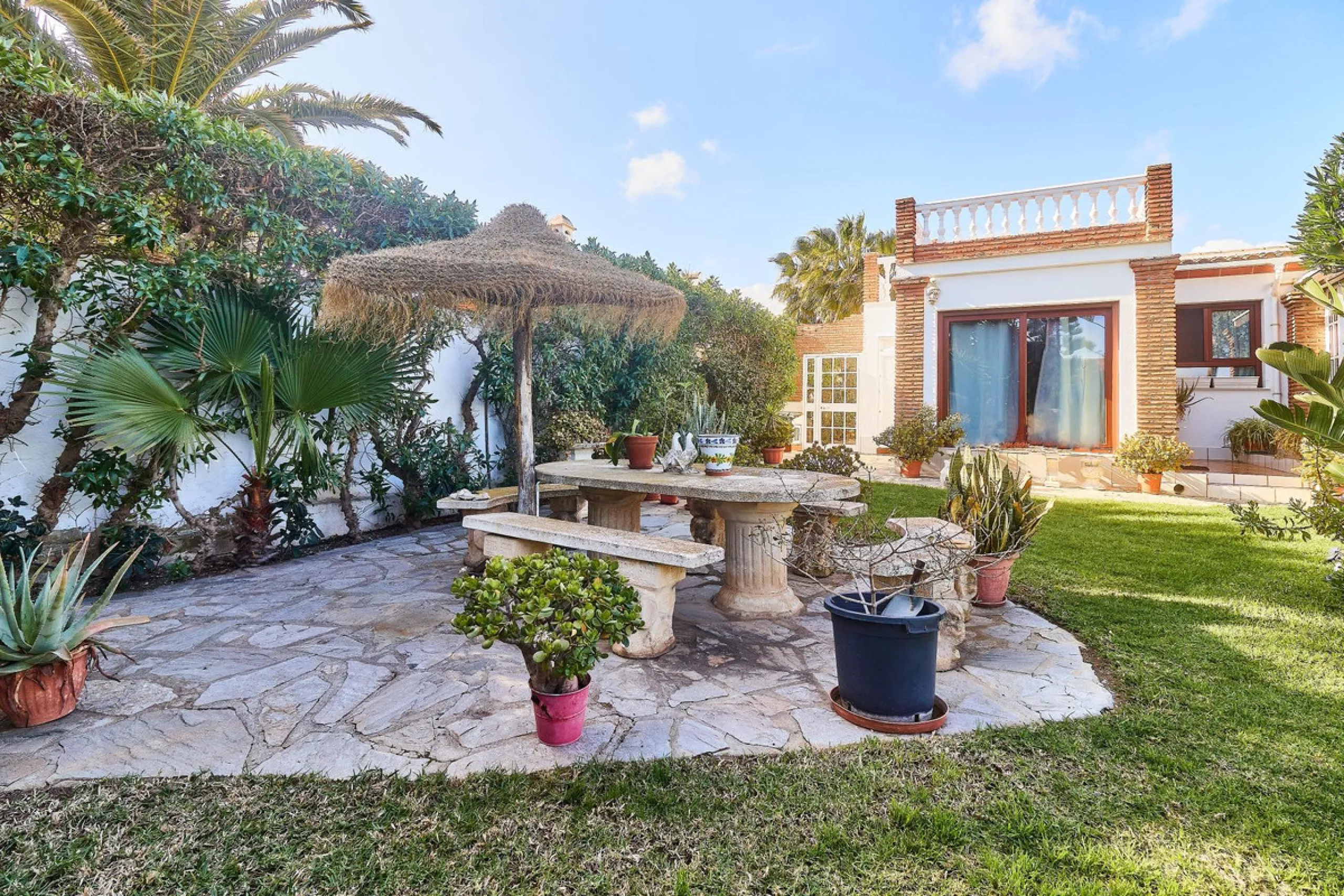 House - Detached Villa в продаже в Mijas, Málaga. В доме 4 спален и 2 ванных комнат. Площадь дома 261 м². Площадь участка 800 м²
