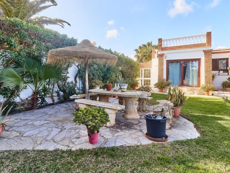 House - Detached Villa в продаже в Mijas, Málaga. В доме 4 спален и 2 ванных комнат. Площадь дома 261 м². Площадь участка 800 м²