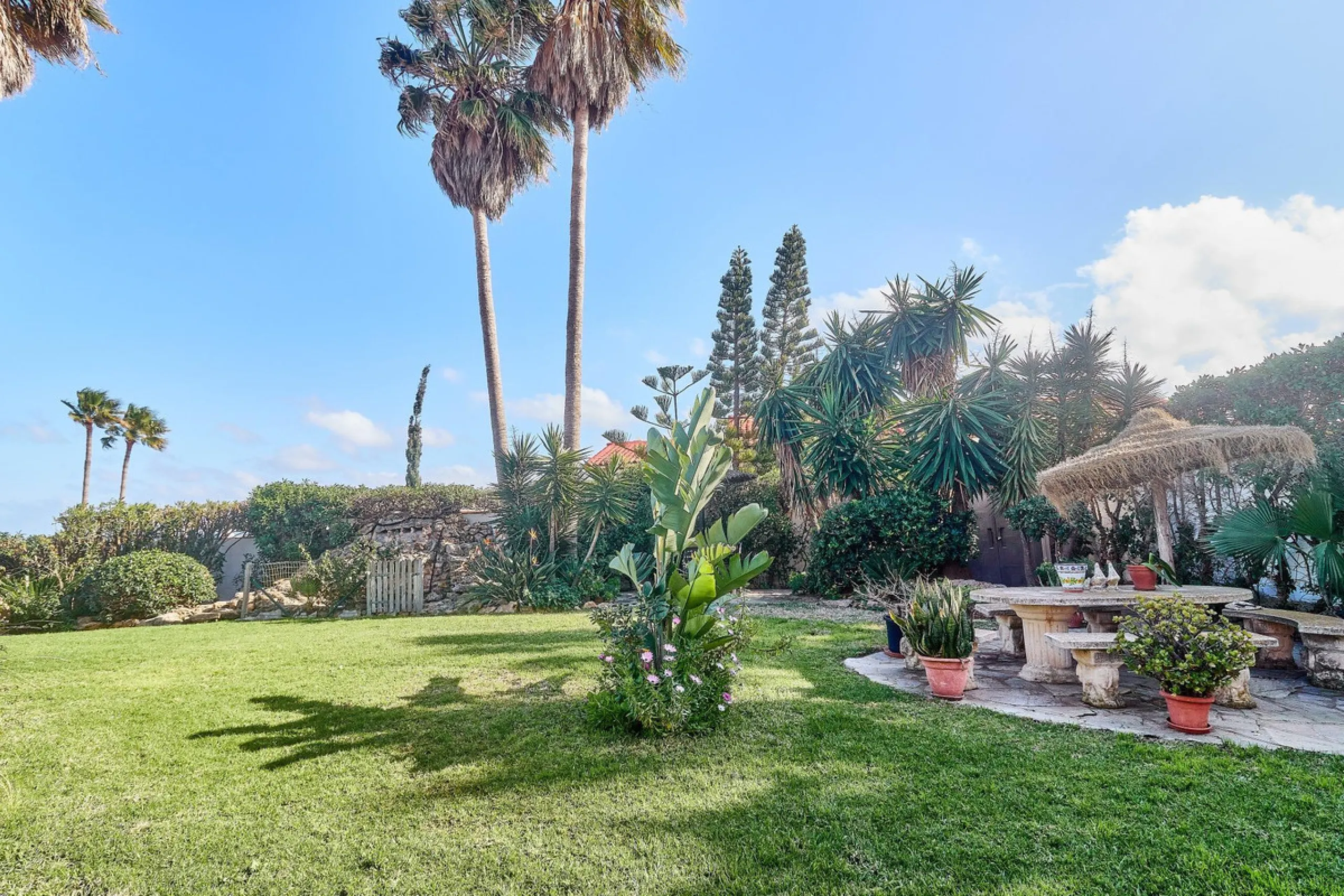 House - Detached Villa в продаже в Mijas, Málaga. В доме 4 спален и 2 ванных комнат. Площадь дома 261 м². Площадь участка 800 м²