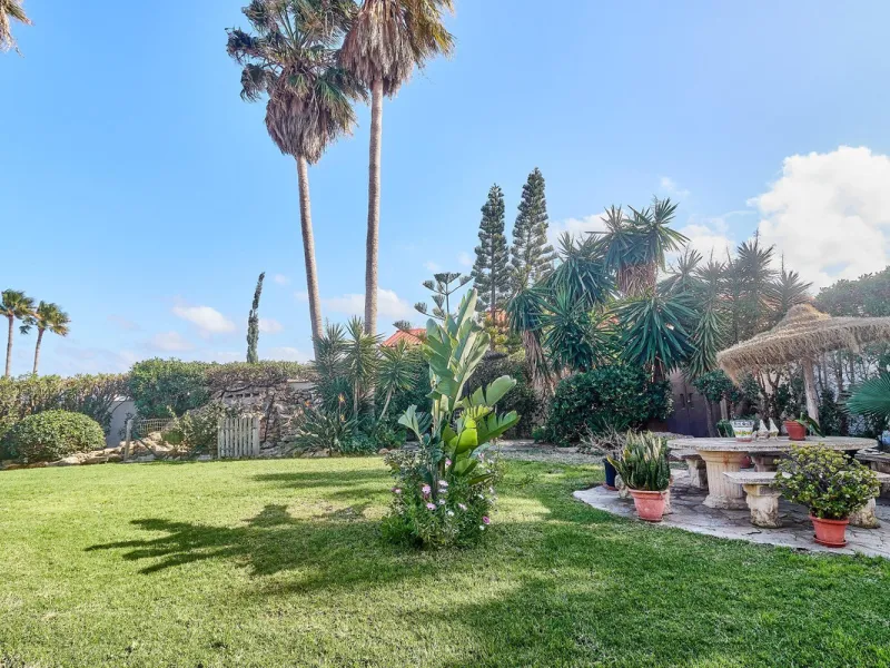 House - Detached Villa в продаже в Mijas, Málaga. В доме 4 спален и 2 ванных комнат. Площадь дома 261 м². Площадь участка 800 м²