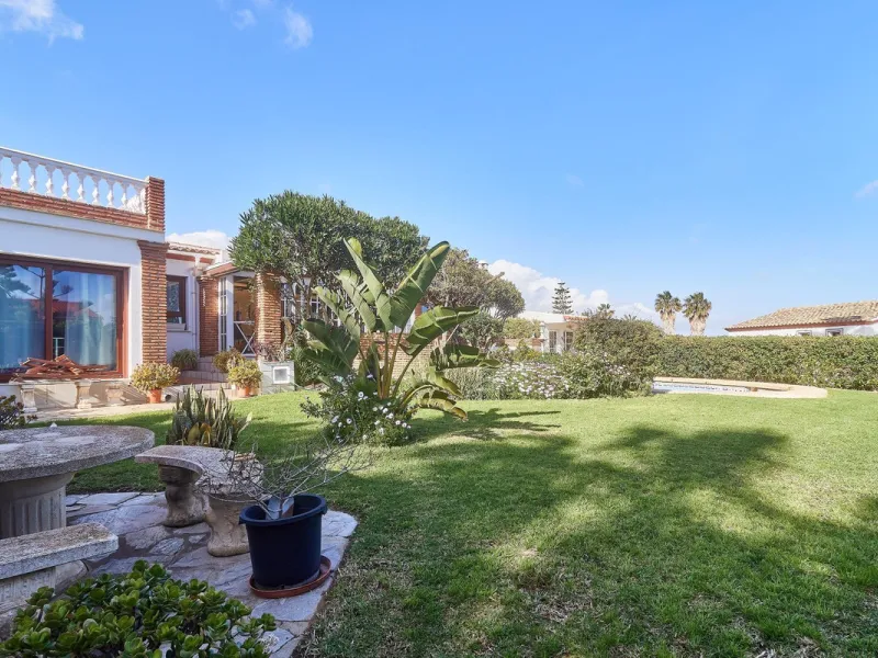 House - Detached Villa в продаже в Mijas, Málaga. В доме 4 спален и 2 ванных комнат. Площадь дома 261 м². Площадь участка 800 м²
