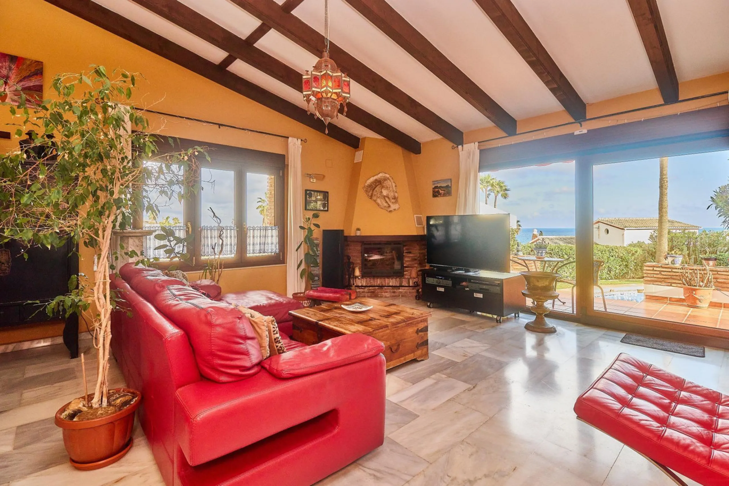 House - Detached Villa в продаже в Mijas, Málaga. В доме 4 спален и 2 ванных комнат. Площадь дома 261 м². Площадь участка 800 м²