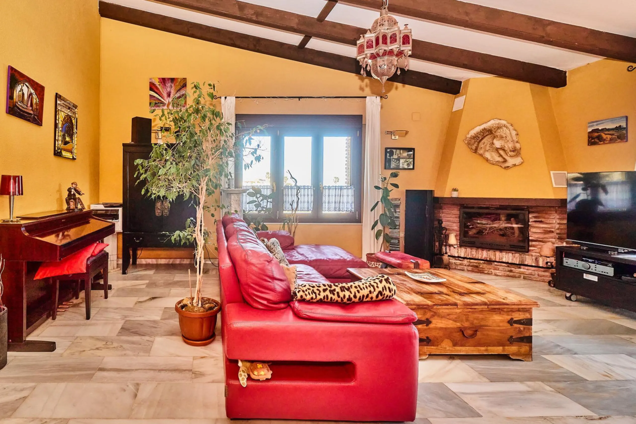 House - Detached Villa в продаже в Mijas, Málaga. В доме 4 спален и 2 ванных комнат. Площадь дома 261 м². Площадь участка 800 м²