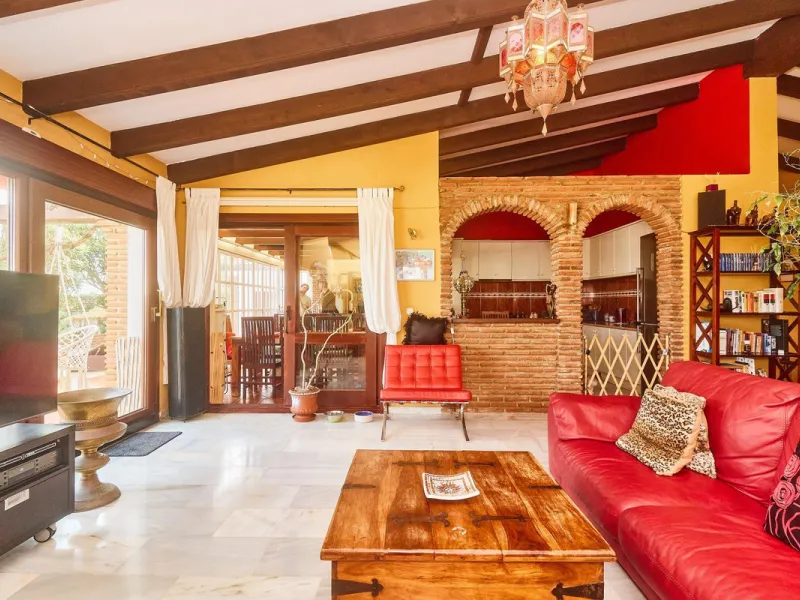 House - Detached Villa в продаже в Mijas, Málaga. В доме 4 спален и 2 ванных комнат. Площадь дома 261 м². Площадь участка 800 м²