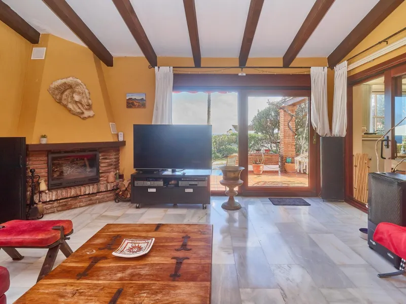 House - Detached Villa в продаже в Mijas, Málaga. В доме 4 спален и 2 ванных комнат. Площадь дома 261 м². Площадь участка 800 м²