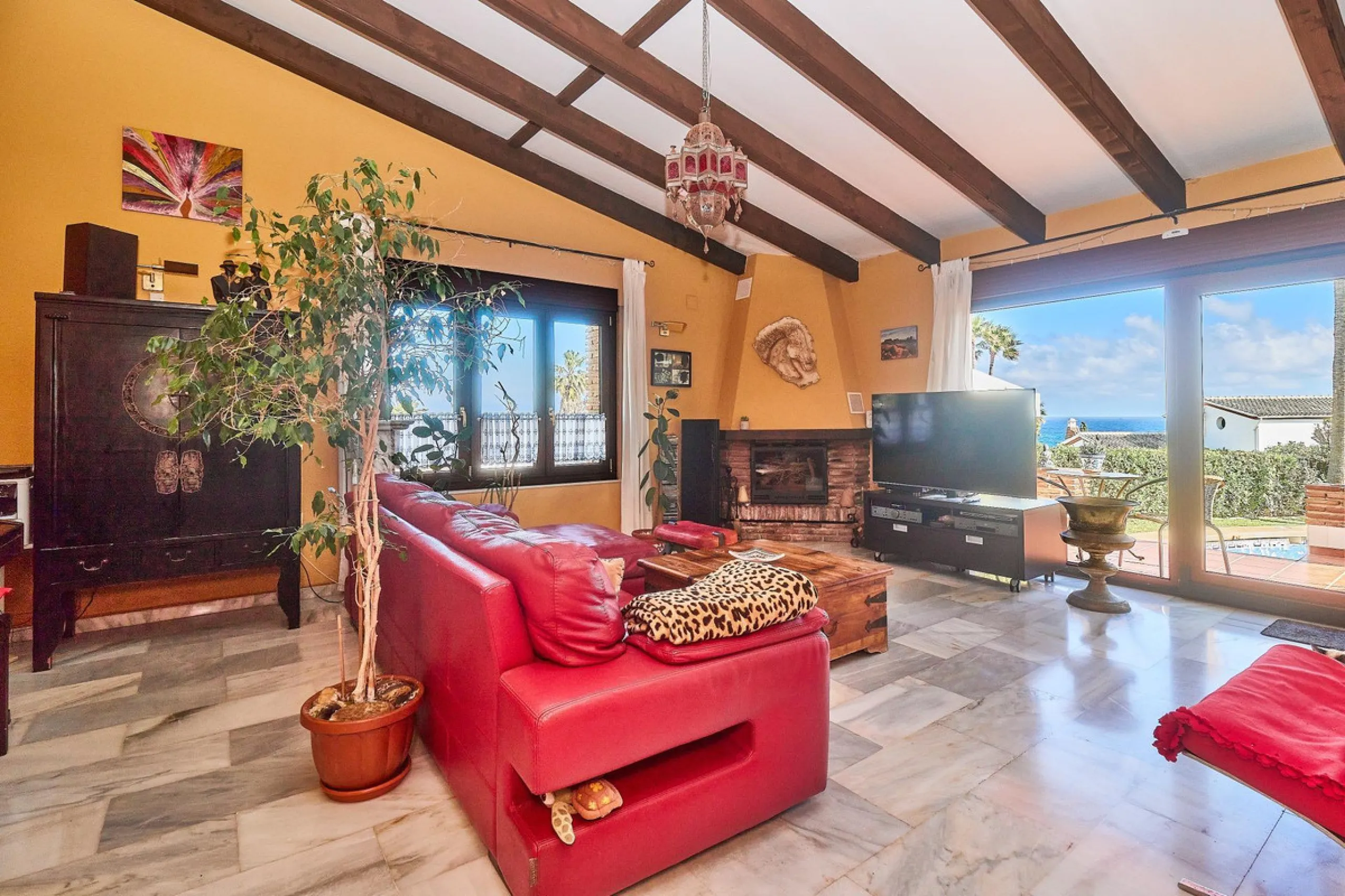 House - Detached Villa в продаже в Mijas, Málaga. В доме 4 спален и 2 ванных комнат. Площадь дома 261 м². Площадь участка 800 м²