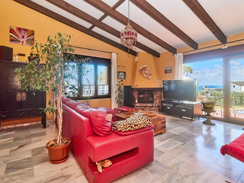 House - Detached Villa в продаже в Mijas, Málaga. В доме 4 спален и 2 ванных комнат. Площадь дома 261 м². Площадь участка 800 м²