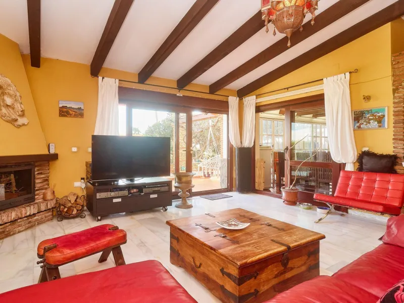 House - Detached Villa в продаже в Mijas, Málaga. В доме 4 спален и 2 ванных комнат. Площадь дома 261 м². Площадь участка 800 м²