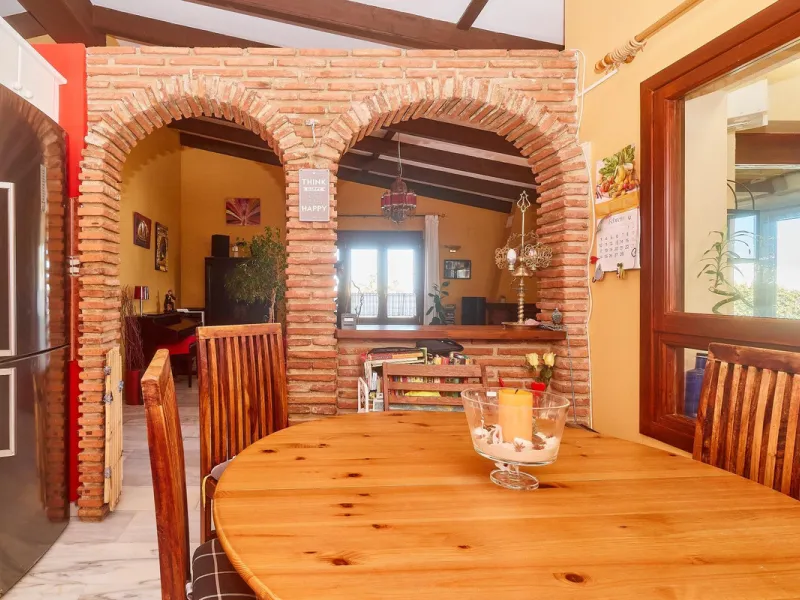 House - Detached Villa в продаже в Mijas, Málaga. В доме 4 спален и 2 ванных комнат. Площадь дома 261 м². Площадь участка 800 м²