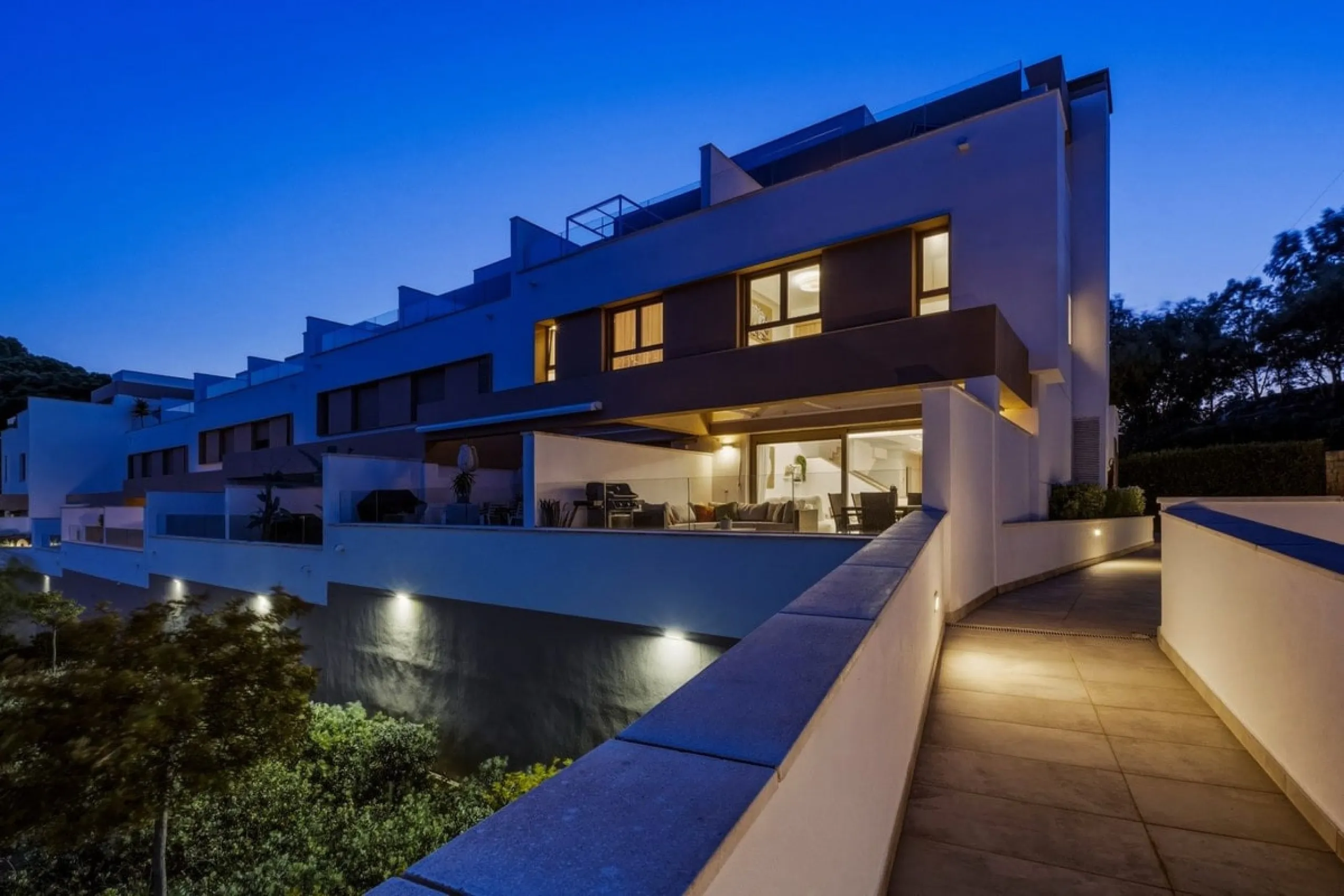 Dieses stilvolle Reihenhaus vereint Wohnraum, Natürlichkeit und modernes Design zu einem komfortablen Zuhause – ideal für den dauerhaften Wohnsitz oder als Ferienwohnung. Marmorböden und ein warmes, zeitgenössisches Ambiente zeichnen es aus