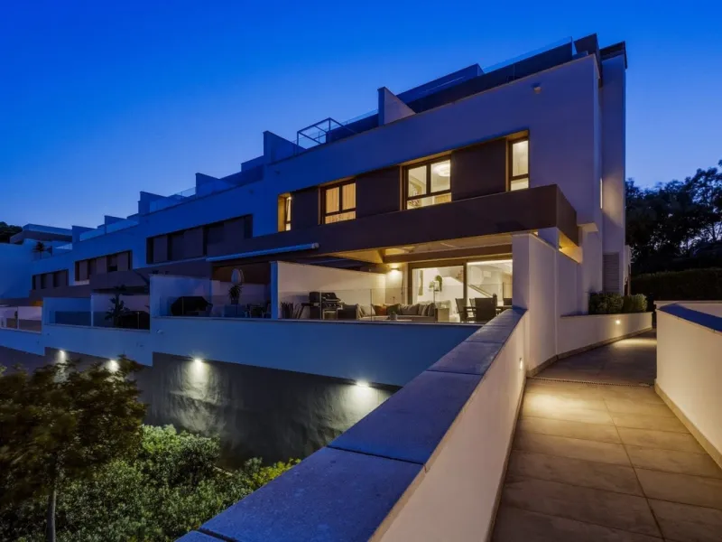 Dieses stilvolle Reihenhaus vereint Wohnraum, Natürlichkeit und modernes Design zu einem komfortablen Zuhause – ideal für den dauerhaften Wohnsitz oder als Ferienwohnung. Marmorböden und ein warmes, zeitgenössisches Ambiente zeichnen es aus