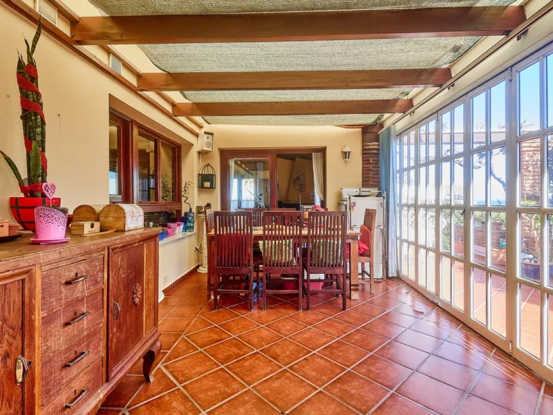 House - Detached Villa в продаже в Mijas, Málaga. В доме 4 спален и 2 ванных комнат. Площадь дома 261 м². Площадь участка 800 м²