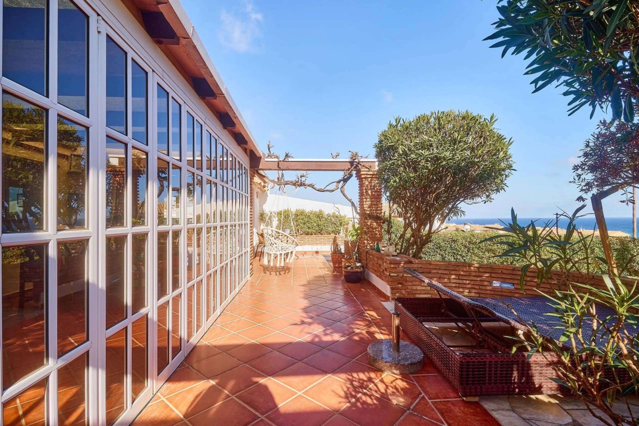House - Detached Villa в продаже в Mijas, Málaga. В доме 4 спален и 2 ванных комнат. Площадь дома 261 м². Площадь участка 800 м²