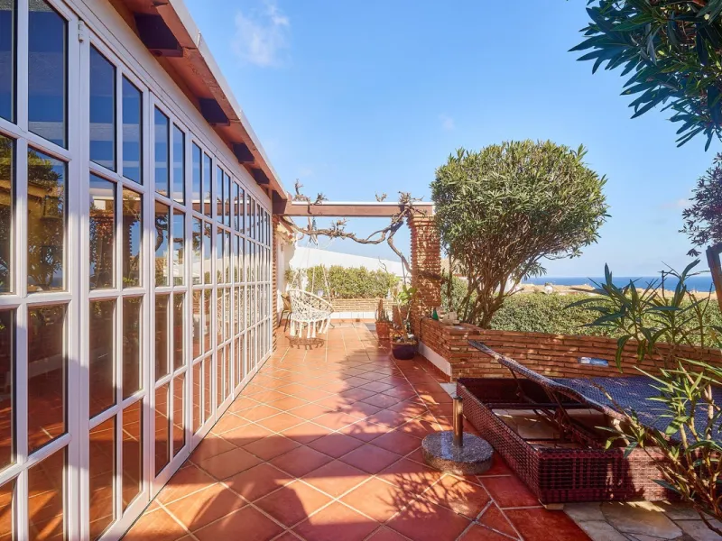 House - Detached Villa в продаже в Mijas, Málaga. В доме 4 спален и 2 ванных комнат. Площадь дома 261 м². Площадь участка 800 м²