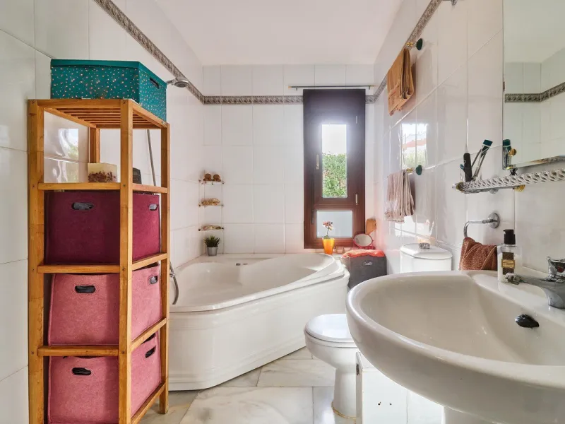 House - Detached Villa в продаже в Mijas, Málaga. В доме 4 спален и 2 ванных комнат. Площадь дома 261 м². Площадь участка 800 м²