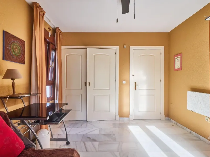 House - Detached Villa в продаже в Mijas, Málaga. В доме 4 спален и 2 ванных комнат. Площадь дома 261 м². Площадь участка 800 м²