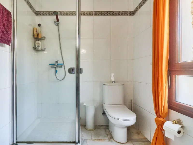 House - Detached Villa в продаже в Mijas, Málaga. В доме 4 спален и 2 ванных комнат. Площадь дома 261 м². Площадь участка 800 м²