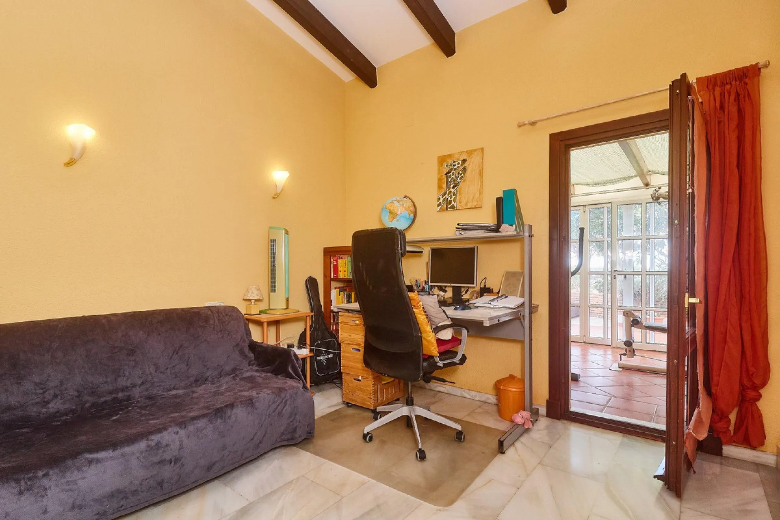 House - Detached Villa в продаже в Mijas, Málaga. В доме 4 спален и 2 ванных комнат. Площадь дома 261 м². Площадь участка 800 м²