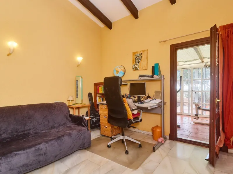 House - Detached Villa в продаже в Mijas, Málaga. В доме 4 спален и 2 ванных комнат. Площадь дома 261 м². Площадь участка 800 м²