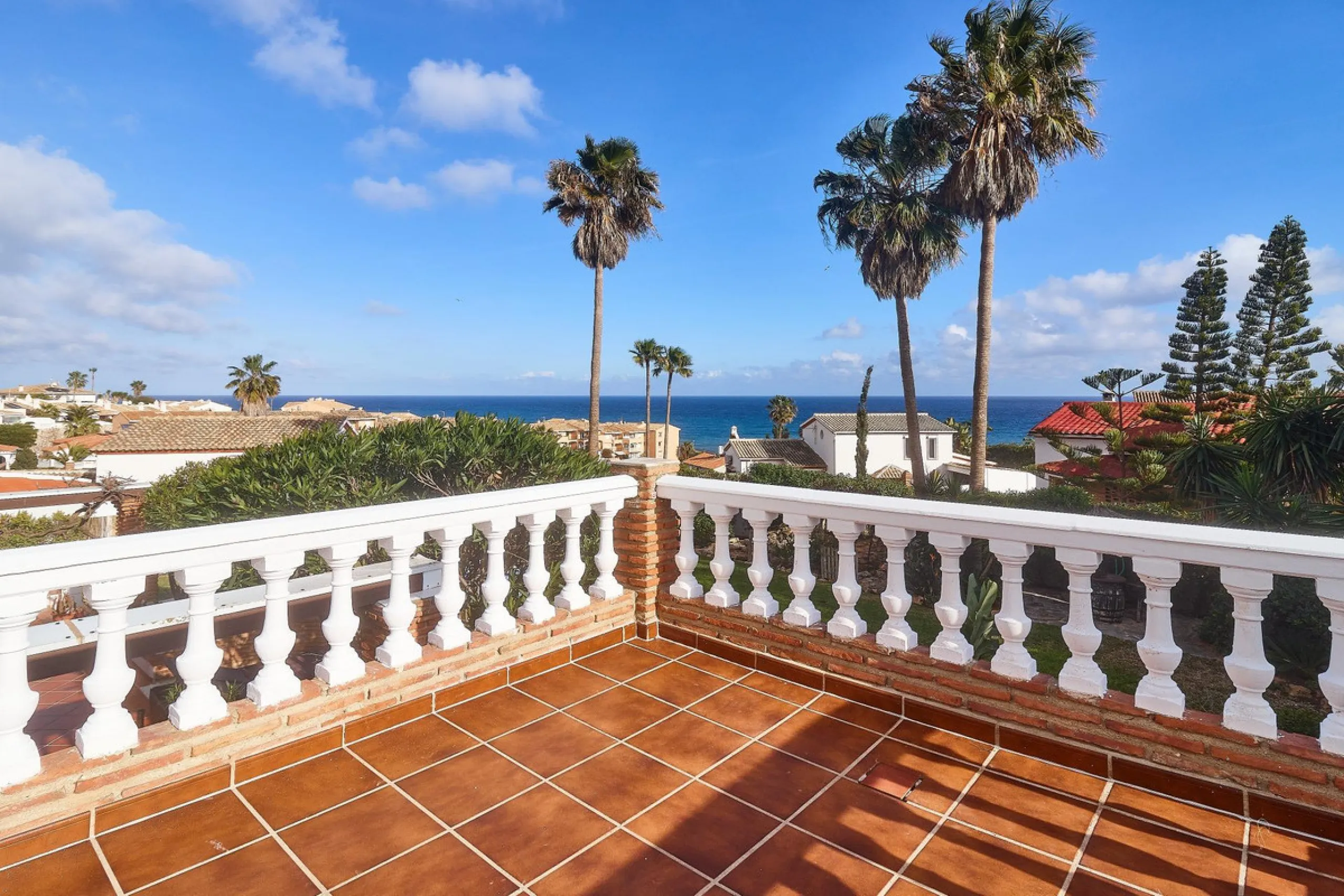 House - Detached Villa в продаже в Mijas, Málaga. В доме 4 спален и 2 ванных комнат. Площадь дома 261 м². Площадь участка 800 м²