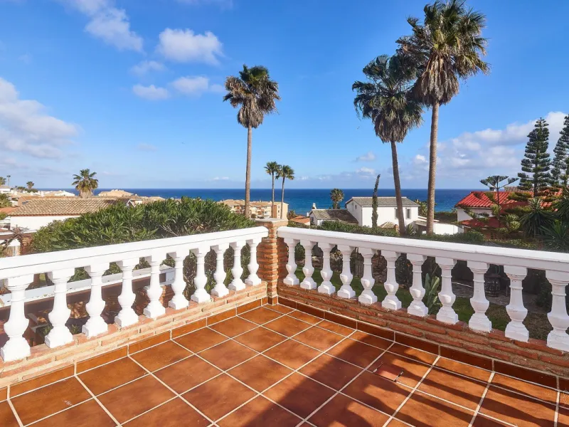 House - Detached Villa в продаже в Mijas, Málaga. В доме 4 спален и 2 ванных комнат. Площадь дома 261 м². Площадь участка 800 м²